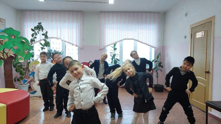 Учащиеся начальной школы любят начинать утро с зарядки.