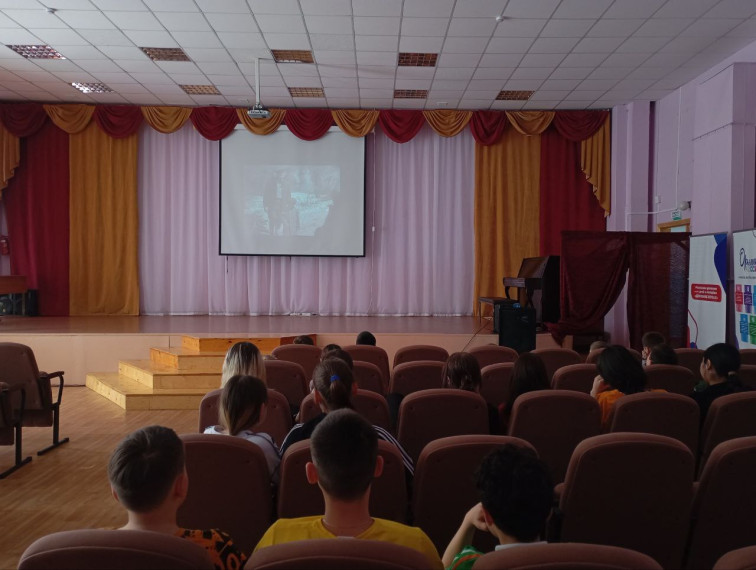 Ученики 5-10 классов участвуют в просмотре рекомендованных Мипросвещения РФ фильмов.