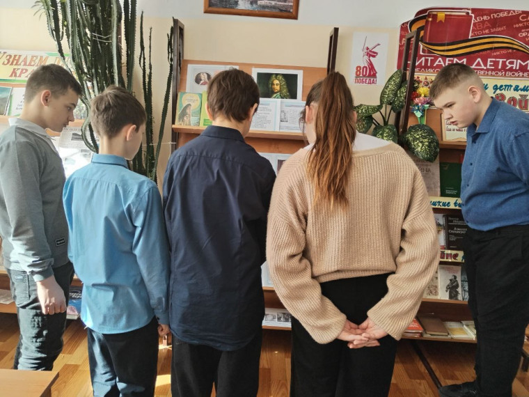 Ребята посмотрели книжную выставку, посвященную. Д.Дефо.