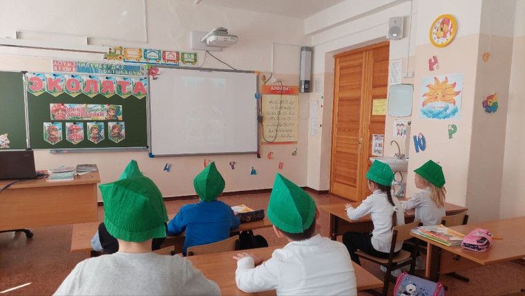 Юные эколята празднуют День эколят.