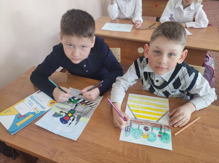 Ребята рисовали рисунки по ПДД.